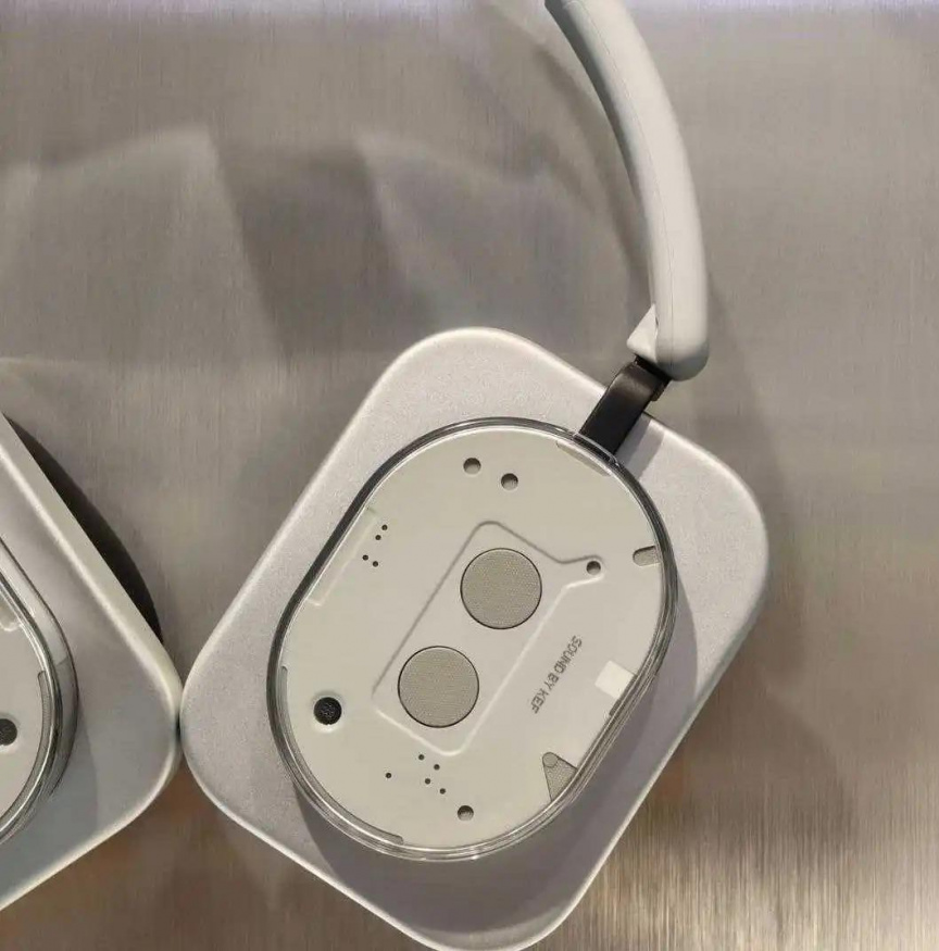 Walkman na každém uchu. Unikly tajné snímky sluchátek Nothing Headphones (1)