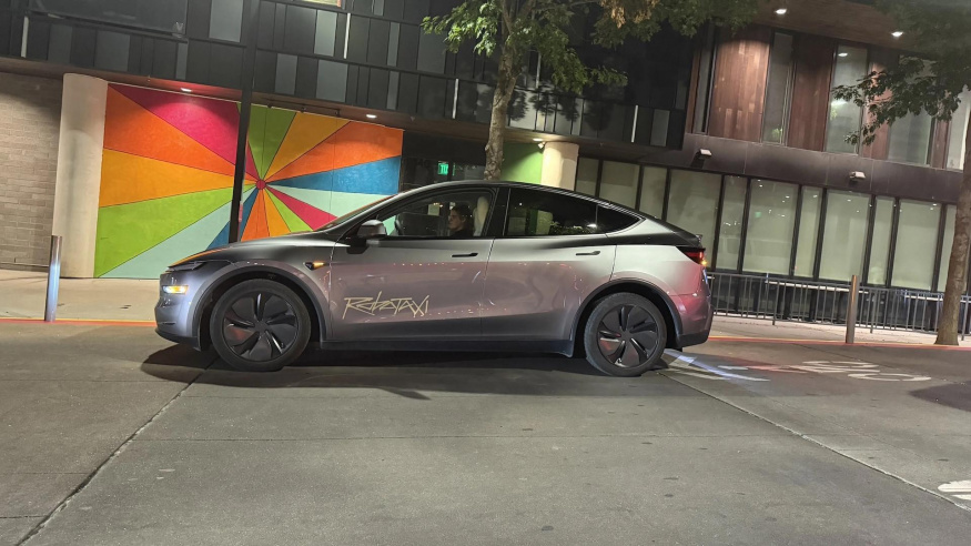 Autonomní Tesla Robotaxi v provozu. Zatím ale pouze s dozorem a jen pro vyvolené