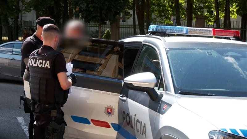 Muž na Slovensku zdrogoval sedmiletou dívku čokoládou. Včas mu utekla, skončila v nemocnici