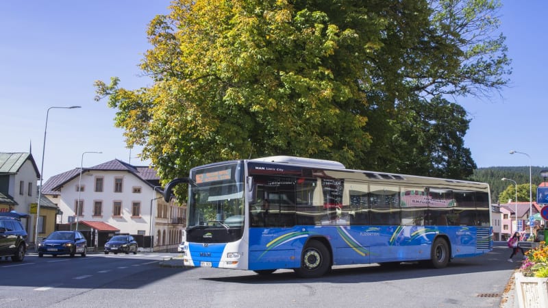 Autobus srazil v Domažlicích chodkyni. Zůstala zaklíněná pod vozem, letěl pro ni vrtulník
