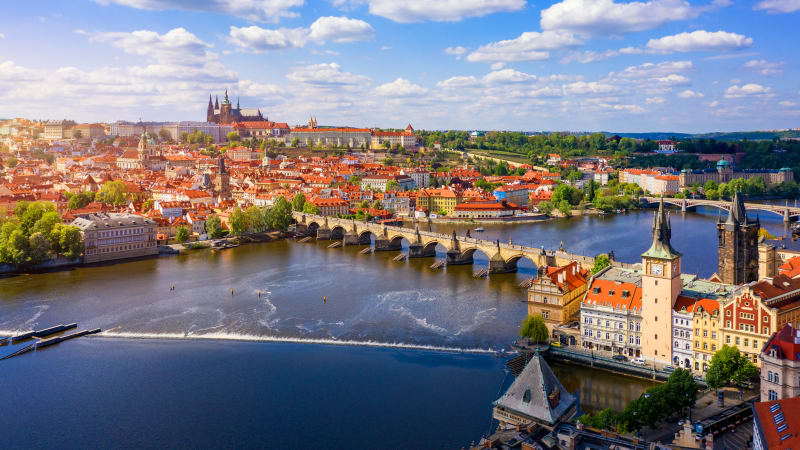 Cizinci v Čechách utratili loni o třetinu více než místní turisté. Jejich celkový počet roste