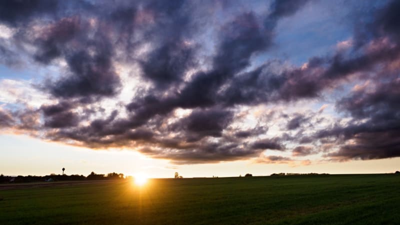 Pozoruhodný úkaz na obloze: Nad středními Čechami putuje vír, fascinuje i meteorology