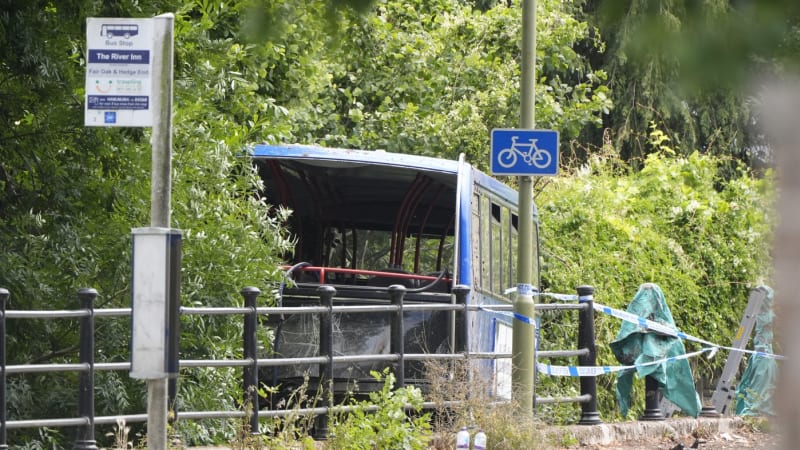 V Británii havaroval autobus se studenty. Zranilo se několik lidí, rodiče jsou vyděšení