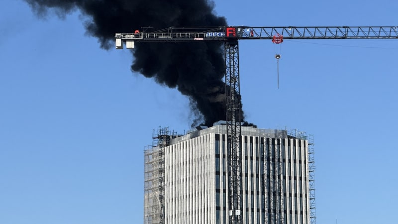Centrum Berlína zahalil černý kouř. Hoří výšková budova, z místa jsou slyšet výbuchy