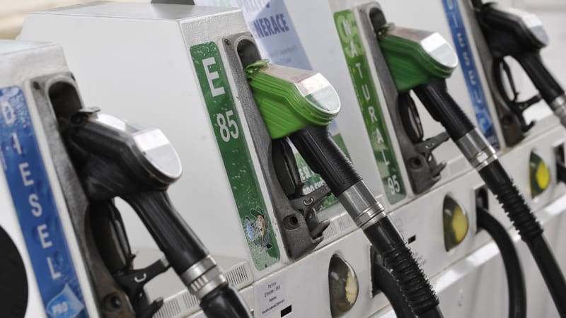 Paradox amerických útoků na Írán: Teherán hrozil blokádou, po úderech cena ropy stále klesá