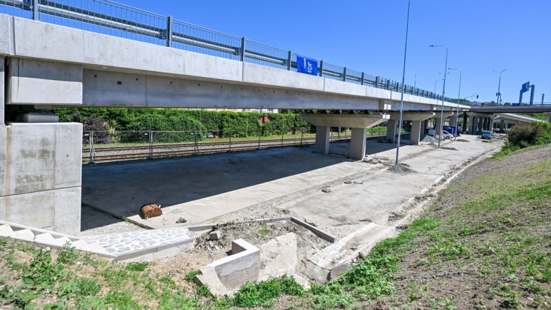 Obyvatelé Brna se dočkali: Klíčový most přes výpadovku na dálnici D1 se po dvou letech otevřel
