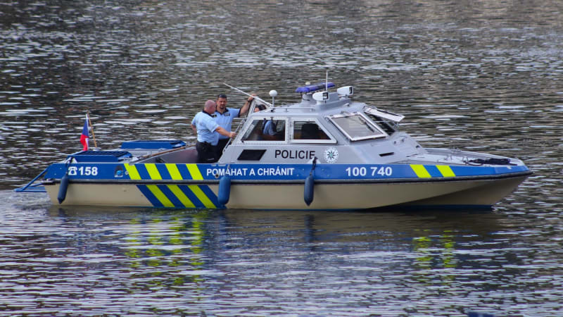 Mrtvé mužské tělo vytáhli policisté z Vltavy u Štvanice. Příčinu smrti určí pitva
