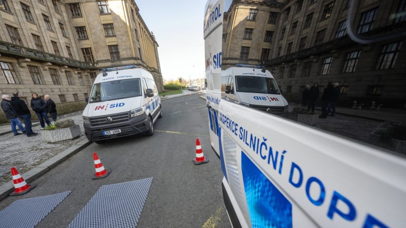 PŘEHLEDNĚ: Přísný zákaz focení řady budov i nové jízdní řády. Co se v červenci Čechům mění?