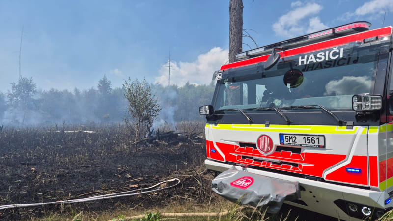 Na Lounsku hoří les. Vrtulník poletí pro vodu z přehrady, rozsah požáru zatím není znám