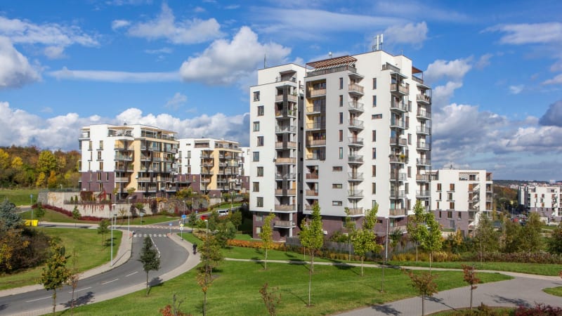 Boj o řešení krize bydlení: Levné úvěry či státní developer, předhánějí se strany. Co slibují?