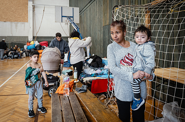 Emoce sílí. Nerozdělujte nás, prosí lidé z vyhořelého domu. Míří za novým bydlením