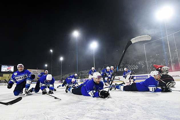 Povrly nejsou Praha! Led jako šmirglpapír, retro Duda po gólech klikoval