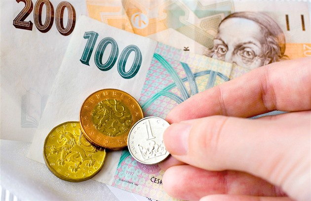 Na čem ušetříme, ptají se chudší domácnosti. Trápí je ceny jídla i bydlení