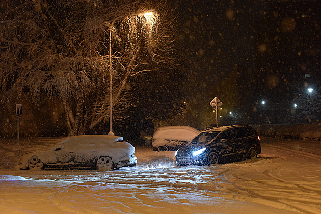 V Česku napadlo až 15 cm sněhu. Problémy měli hlavně v Moravskoslezském kraji