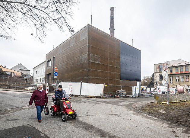 Pod komínem roste moderní centrum, Hrádek dokončuje archiv i Dům sportu