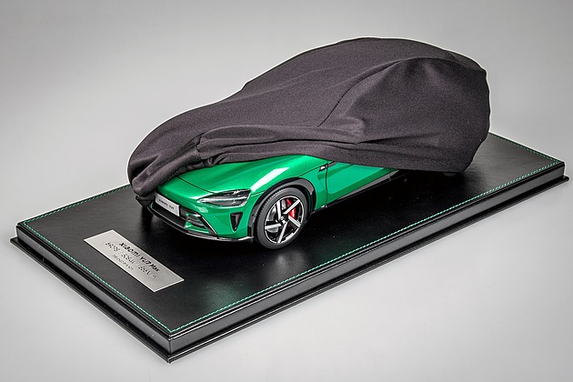 Smaragdový fešák pod drobnohledem. Elektrické SUV Xiaomi zaparkuje v obýváku