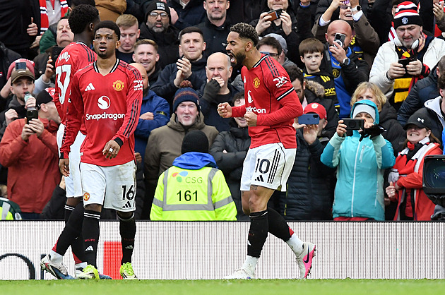 United v zápase o třetí místo porazili Villu, Liverpool přišel o výhru s Tottenhamem