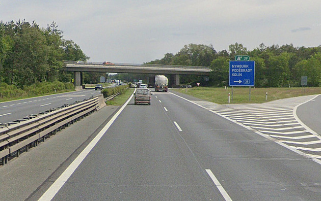 Dálnice D11 u Jiren zavřelo bourání mostu, řidiče čekají objížďky a omezení