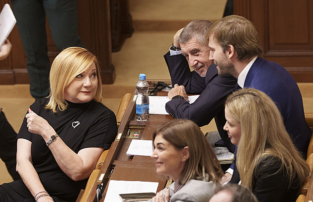 Schillerová hájí regulaci cen paliv. Koalice prosadila stav legislativní nouze