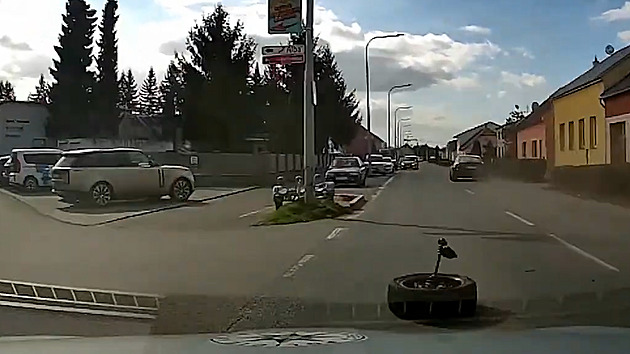 Řidič při ujíždění naboural čtyři auta, z jednoho odpadlo kolo do cesty policii