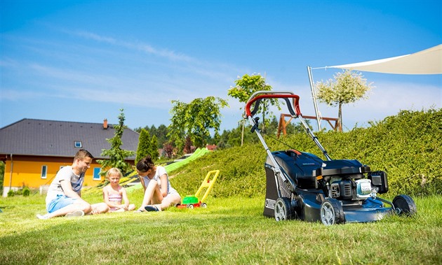Velký souboj sekaček: Víme, která vám ušetří tisíce a se kterou se na zahradě nezničíte