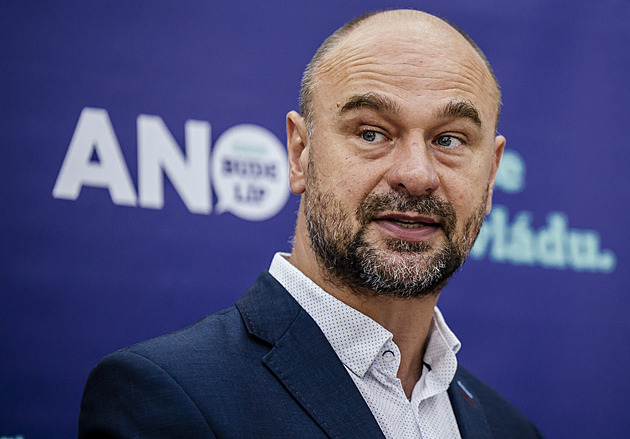 Poslanec ANO Kolovratník čelí kritice. Místo jednání Sněmovny šel na hokej