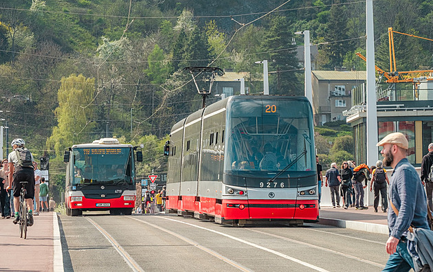 Dvorecký most sloužil tramvajím poprvé jako objížďka, kvůli poruše na Andělu