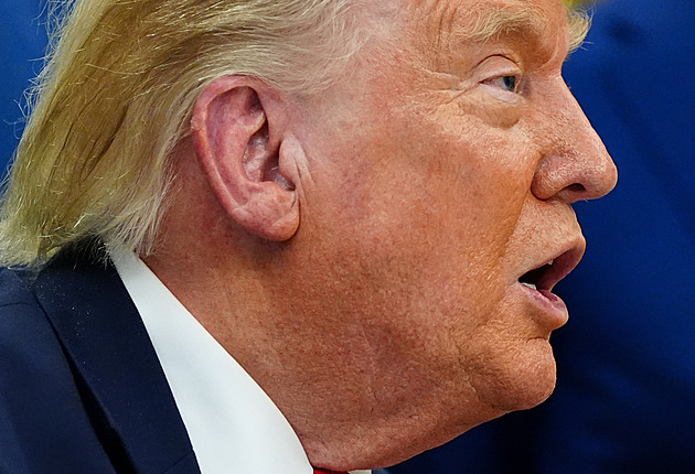 Trump dál tlačí na Kanadu. Oznámil 50procentní cla na dovoz aut