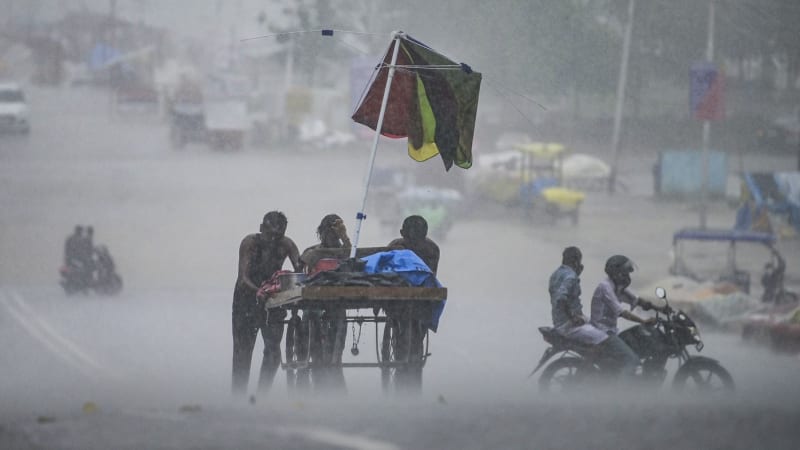 Do ženy s hrncem na hlavě udeřil blesk. Tragédii zachytila kamera, Indka v nemocnici zemřela