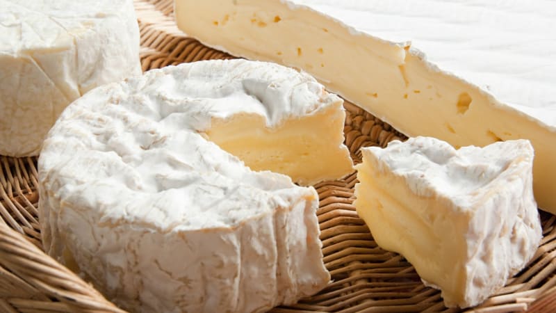 Nebezpečná bakterie v sýru: V Česku ho prodával řetězec Makro, varují kontroloři