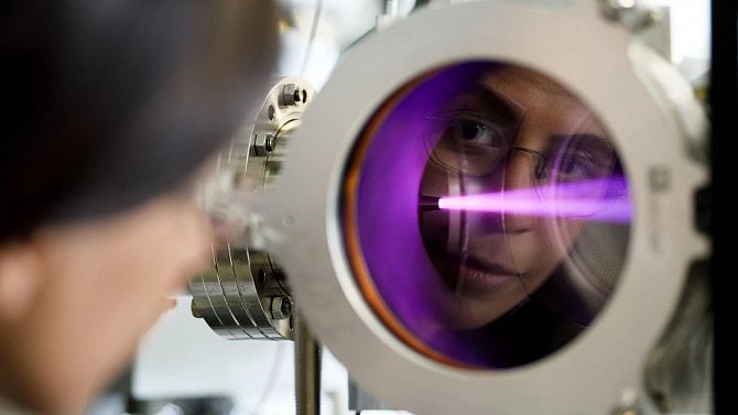 Intel vylepšil svůj 1,8nm proces. V čipech Core Ultra 300 už používá technologii, která měla být až na 1,4 nanometrech