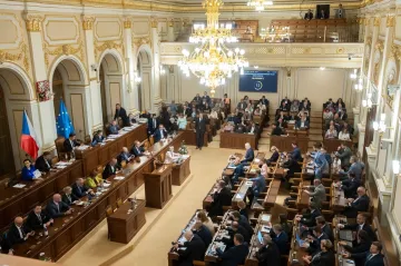 Poslanci by měli zahájit jednání o zavedení mimořádné daně na rafinerie