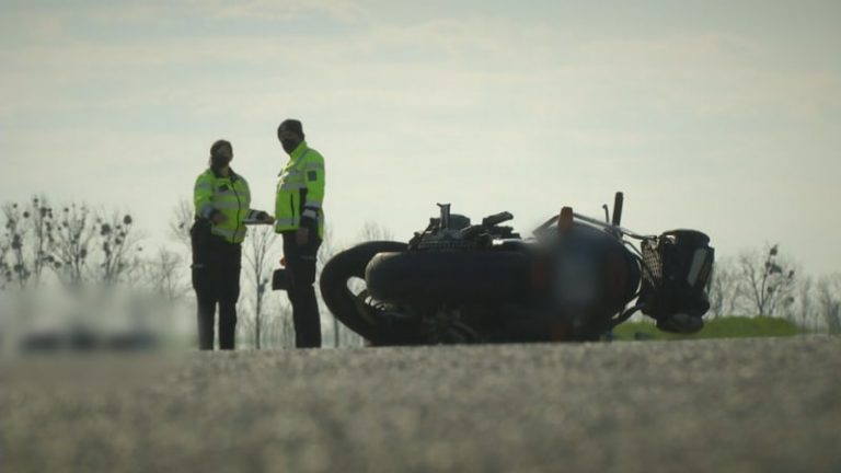 Na Berounsku našli mrtvého motorkáře v příkopu u silnice. Příčiny nehody ani smrti nejsou známé