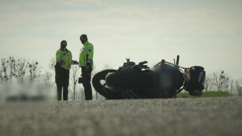 Na Berounsku našli mrtvého motorkáře v příkopu u silnice. Příčiny nehody ani smrti nejsou známé
