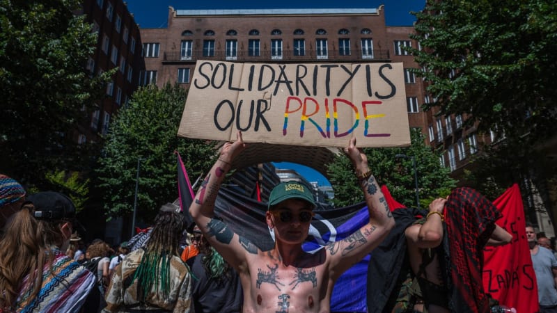Na Budapest Pride dorazilo 200 tisíc lidí. Pochod se změnil v protest proti Orbánovi