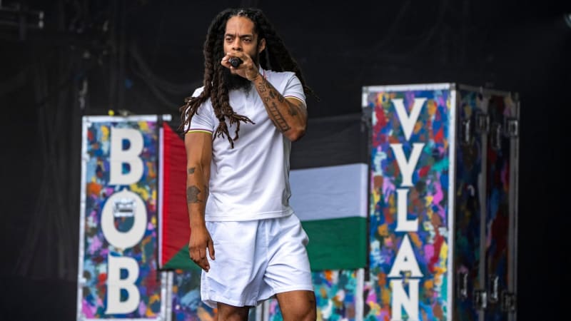 Skandál na nejslavnějším festivalu světa: Rapper křičel protiizraelská hesla. Řeší to policie