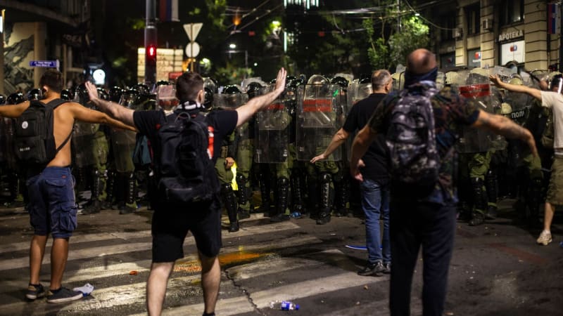 Drsné záběry z Bělehradu. Srbská policie se ostře střetla s protivládními demonstranty