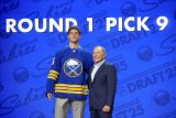 Jedničkou draftu NHL je Schaefer, dočkali se i Češi. Buffalo si v 1. kole vybralo Mrtku, Chicago Nestrašila