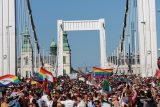 Protest proti maďarské vládě i ‚poslední možnost hájit svá práva‘. Na zakázaný pochod přišlo 200 tisíc lidí