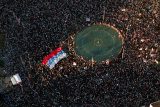 Desetitisíce Srbů v Bělehradu požadovaly předčasné volby. Podle Vučiče za protesty stojí cizí mocnosti