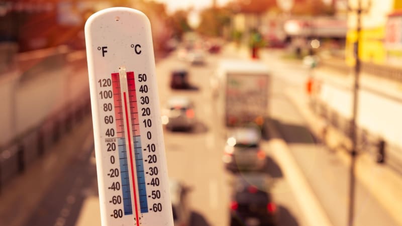 Evropu sevře tepelná kupole, vedra dosáhnou až 45 °C. Extrém pocítíme i v Česku