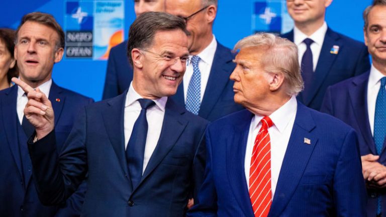 „Taťka“ Trump musí občas použít peprný výraz. Rutte hladil prezidentovi USA ego, píše CNN