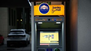 Zrádné bankomaty, nevýhodné kurzy nebo poplatky. Na co dát pozor při placení v zahraničí?