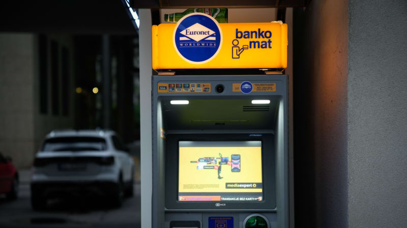 Zrádné bankomaty, nevýhodné kurzy nebo poplatky. Na co dát pozor při placení v zahraničí?