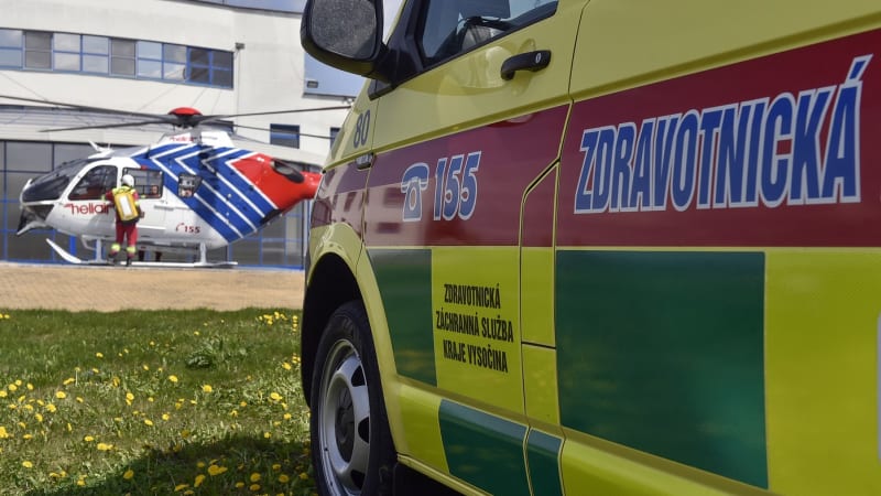 Nehoda sanitky a tří aut na Chebsku: Několik lidí utrpělo zranění, silnice je uzavřena