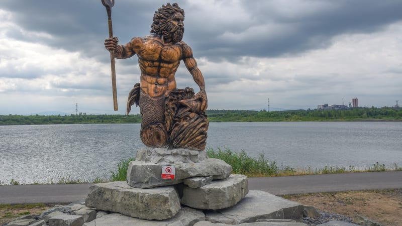 Karvinské moře má novou dominantu. Nad oblíbenou lokalitou se tyčí velká socha Neptuna