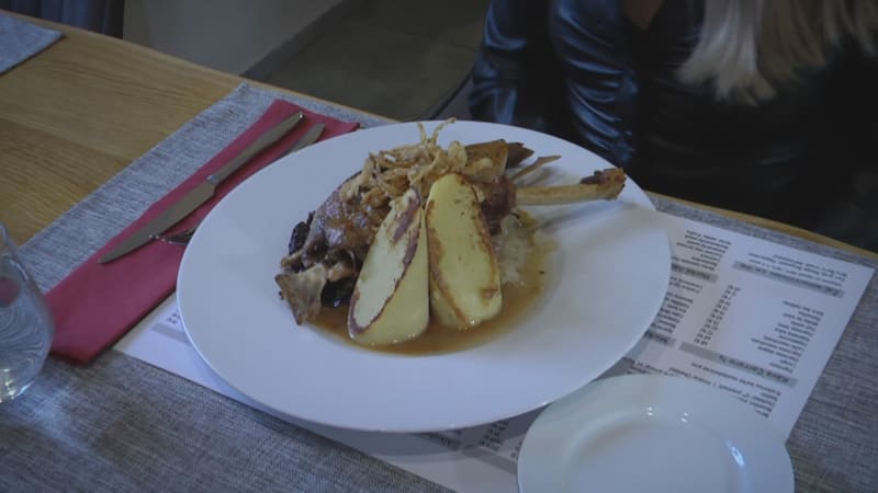 Obědy v restauracích opět zdražily: Nejvíc stojí v Praze. Mapa ukazuje, kde se najíst levně