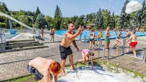 Česko čeká tropický víkend, v neděli může zapršet. Kde bude dusno a horko nejhorší?