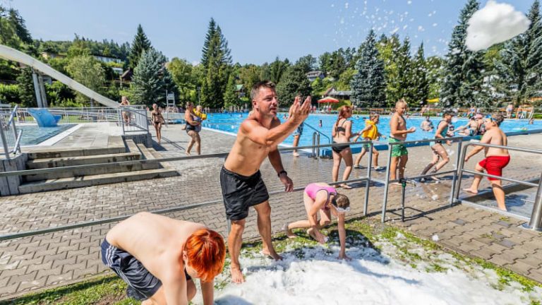 Česko čeká tropický víkend, v neděli může zapršet. Kde bude dusno a horko nejhorší?