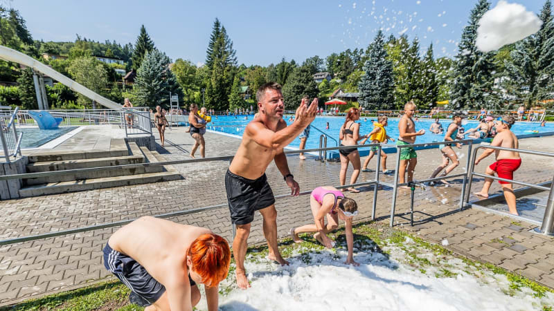 Česko čeká tropický víkend, v neděli může zapršet. Kde bude dusno a horko nejhorší?